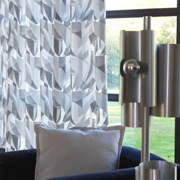 Come scegliere il tessuto giusto per le tende: guida semplice